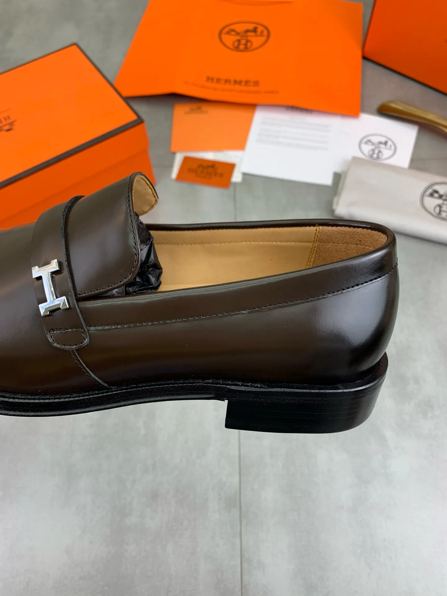 Factory price P960 💰Top version 💎💎💎 Original leather outsole Brand: Hermès (Hermès) Standard code: Men's size 39-44 (38, 45 can be customized) Grade: Same as the official website Original quality materials: Original soft calfskin Water-dyed cowhide lining Original Italian leather outsole Style categories: Men's fashion Formal casual leather shoes Slip-on men's shoes series Young fashion European and American trends, British style, colors: multiple options, counter packaging